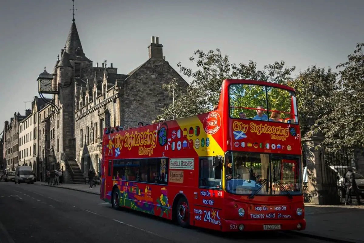 Royal-Mile-and-tour-bus